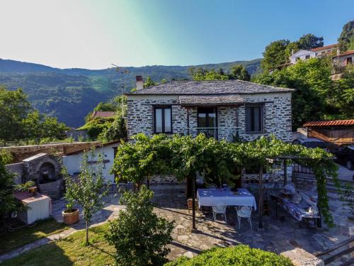 Volos House | Pet-Friendly Retreat with Ocean Views at Filoxenia- Drakia