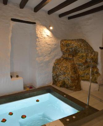 Ano Siros House | Fimaira 2: Family-Friendly Stay with Top Guest Ratings
