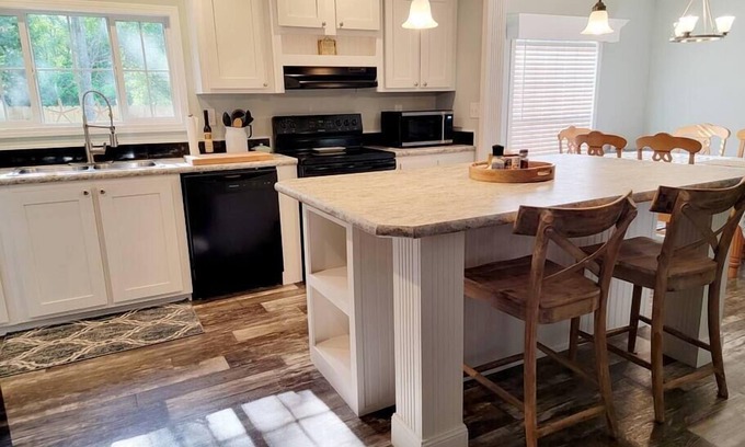 Steinhatchee House | Fin N Feather: Ideal Family Getaway with Breakfast Included