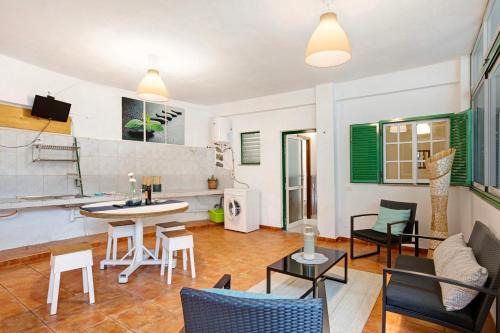 Santa Cruz de la Palma Villa | Charming Finca Candelario: Pet & Child Friendly Retreat