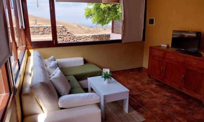 Yaiza Apartment | Cozy Finca Esperanza: Pet-Friendly Ocean View Retreat