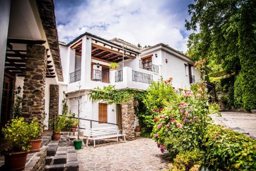 Capileira Hotel | Idyllic Finca Los Llanos: Oceanfront Retreat with Pool