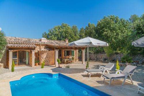 Lloret de Vistalegre Villa | Inviting Finca Sa Casa Nova: Family-Friendly with Pool
