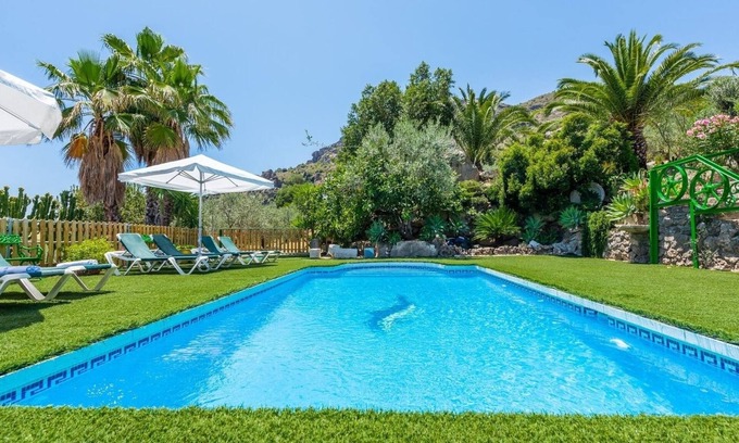 Alora Villa | Idyllic Finca Salrima Álora with Pool & Spa Amenities