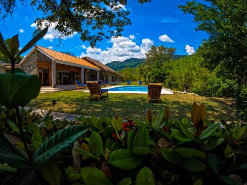 Aquismon Hotel | Discover Finca Thakni: Family-Friendly Retreat with Pool