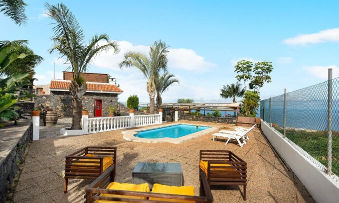 Los Realejos Villa | Finca Viña Maria: Guest Rated 9.5 with Pool & Family Fun