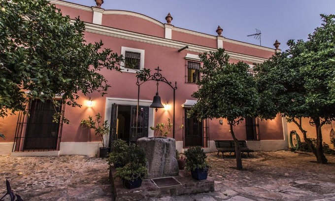 Ribera del Fresno House | Pet-Friendly Finca Villa Juan: A Family Escape Awaits