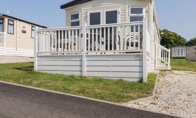 Grampound Cottage | Family-Friendly FINCH 25 at Meadow Lakes Holiday Park
