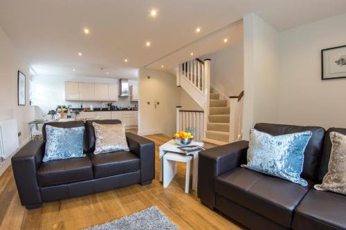 Finchley Church End Apartment | Elegant Finchley Central 3-Bed Triplex with Family Amenities