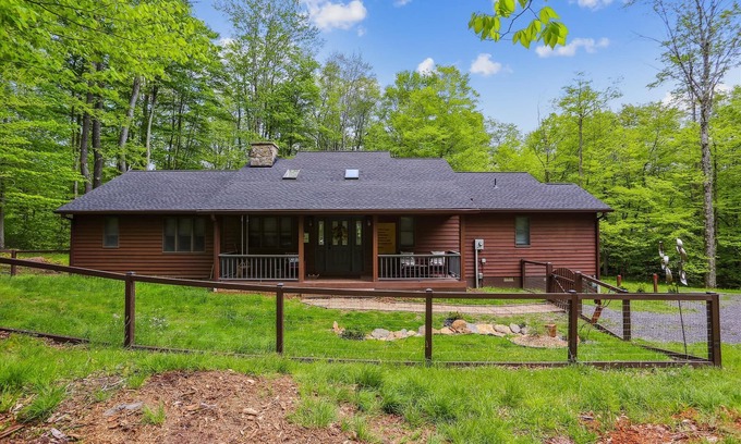 Davis House | Experience Serenity in a Secluded Mountain Cottage