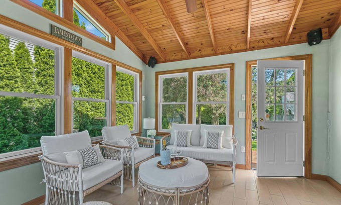 Jamestown House | Discover Family-Friendly Coastal Retreat near Jamestown & Newport