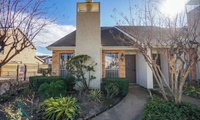 Woodlake - Briar Meadow House | Discover Your Inner Zen in Houston with Pool & Breakfast