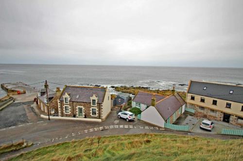 Buckie House | Findochty Beach house - Private Garden-BeachFront