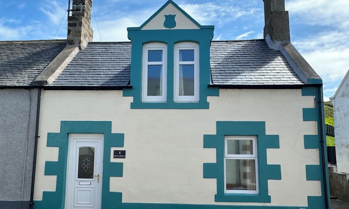 Buckie Cottage | Cozy Findochty Holiday Cottage with Private Garden & Ocean View