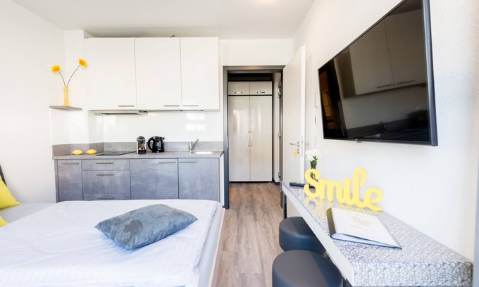 Bensheim Apartment | Cozy Ocean View Single Room Apartment for Business Travelers