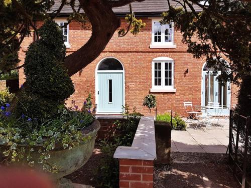 Breedon on the Hill House | Pet-Friendly Retreat at Meynell Mews - Perfect for Families