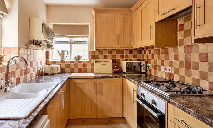 King's Stanley Cottage | Discover Yew Tree Cottage: A Perfect Getaway with Breakfast