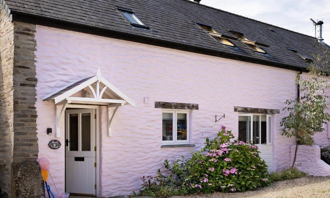 Eglwyswrw House | Cozy Berry Cottage: 4-Bedroom Pet-Friendly Retreat
