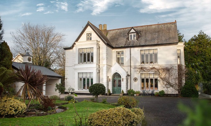 Par Apartment | Beautiful Getaway at De Cressy Deco Apartment, 8/10 Rated