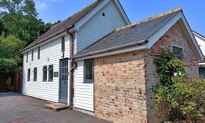 Liverton House | Discover Little Dunley: Lake View Getaway with Pool