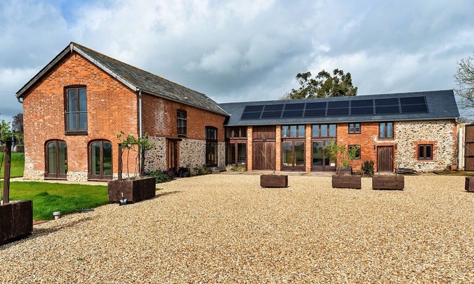 Westcott House | Top-Rated Retreats at Shoots Barn - Pet Friendly & Family Ready