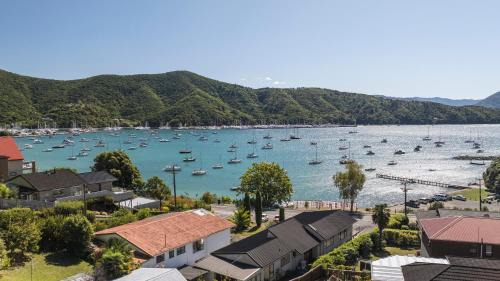 Waikawa Bay House | Waterfront Family Retreat at Finlay - Waikawa Holiday Home