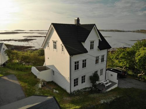 Finnoy House | Stunning Finnøya with 180° Atlantic View & Private Pool