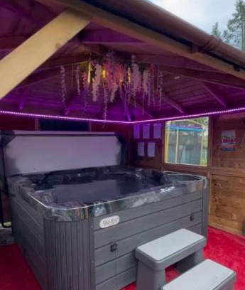 Glasgow House | Cozy Finn Village Raspberry Cottage with Hot Tub & Garden