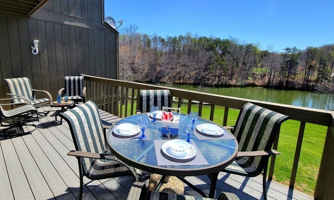 Goodview House | Unforgettable Finnegan's Wake: Pet-Friendly Lake Views