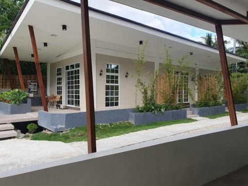 Samboan Hotel | Family-Friendly Fins Pacific Coray Bay by Hiverooms