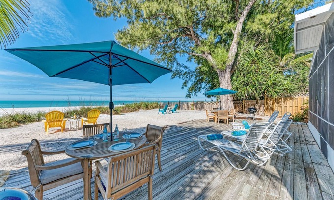 Ilexhurst House | Unforgettable Getaway: Fins to the Left on Gulf Beach