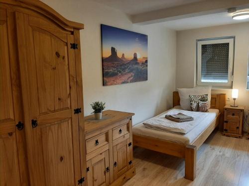 Michelrieth Apartment | Cozy Fiore Gästezimmer with Breakfast & Hot Tub Access