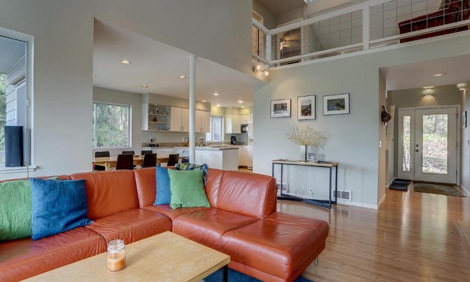 Hood River House | Discover Fir Mountain Escape: Family-Friendly with Hot Tub