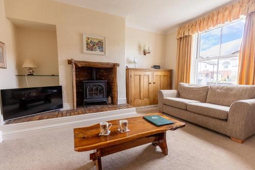 Penrhyn Bay House | Cozy Fir Tree Cottage with Sea Views in Penrhyn Bay