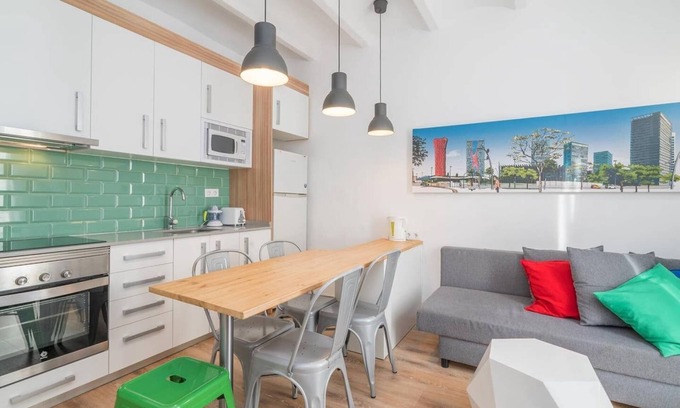 El Port Apartment | Modern Balcony Escape at FIRA POP 2 - Guest Rated 10/10
