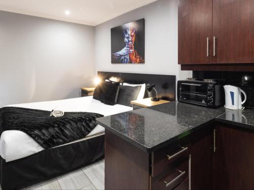 Lephalale House | Top-Rated Fire and Ice Guesthouse with Kitchen Amenities