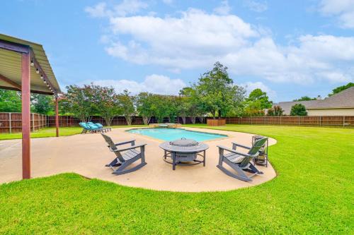 Denison House | Fire Pit and Sauna Spacious Lake Texoma Retreat!