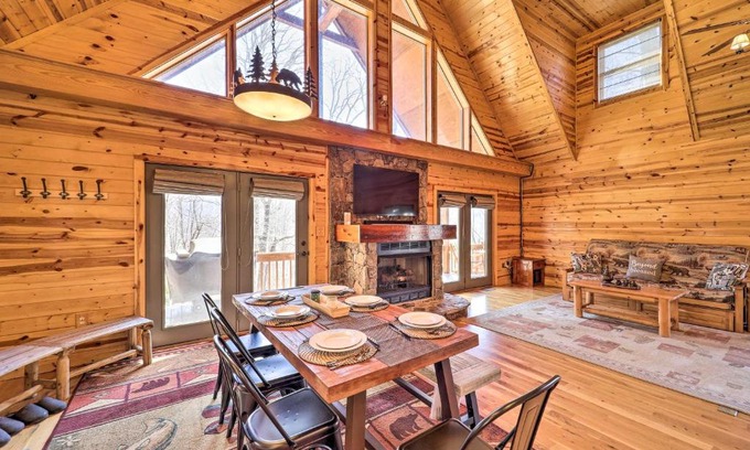 Burnsville House | Scenic NC Cabin with Fire Pit & Mountain Views Awaits!