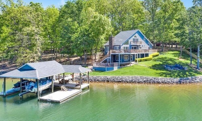 Huddleston House | Experience American Dream: Pet-Friendly with Hot Tub & Kayaks