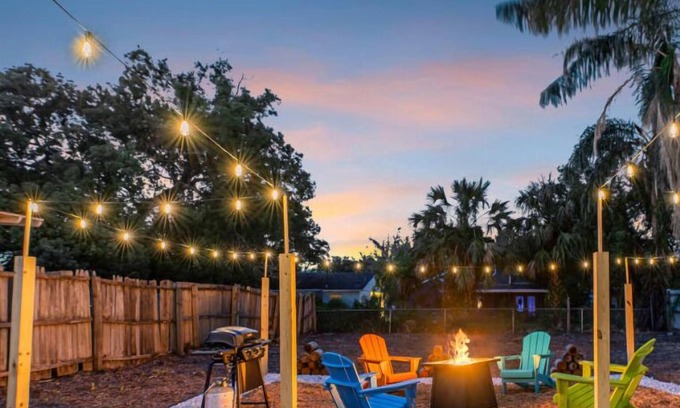 College Park House | Relaxing Retreat with Fire Pit & Grill Near Downtown