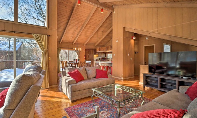 East Stroudsburg Cottage | Picturesque Lakefront Poconos Cottage with Fire Pit & Grill