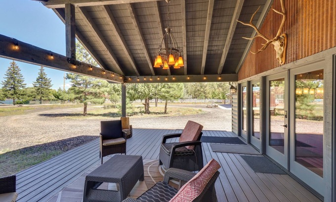 Pinetop-Lakeside Cottage | Cozy Cabin Retreat with Fireplace & Lake Access Awaits!