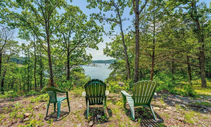 Shell Knob House | Scenic Lakefront Home in Shell Knob with Spa & Breakfast