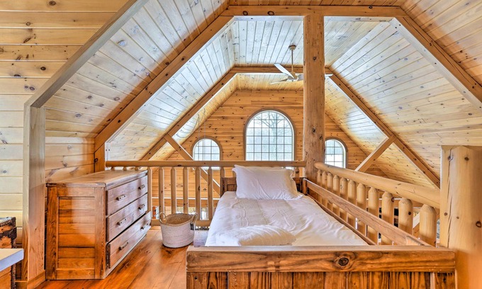 Mt Cobb Villa | Family Fun Retreat: Waterfront Cabin with Deck & Lake View