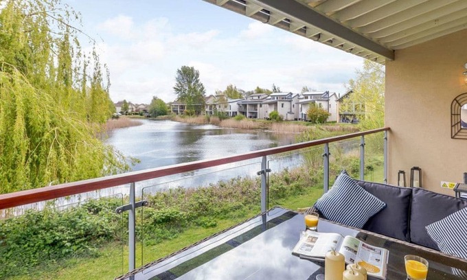 Cirencester Cottage | Relax at Firecrest, Cotswold Water Park - Sleeps 10 Guests