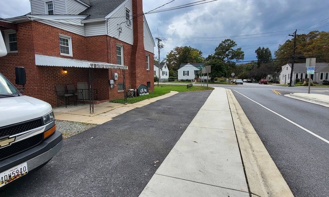 Glen Burnie Hotel | Discover Firefly Aire B&B: Family-Friendly with Pool & Dining