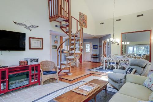 Ocean Ridge House | Exceptional Firefly Cottage: Pet & Child Friendly Retreat