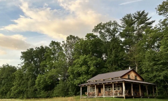 Crown Point Cabin | Family-Friendly Firefly Meadow: Rated 9/10 for Comfort