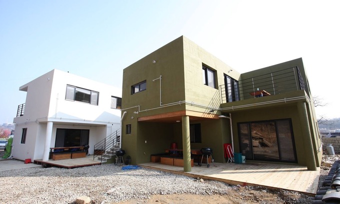 Jangan Condo | Cozy Firefly Pension: Pet Friendly with Kitchen & Breakfast