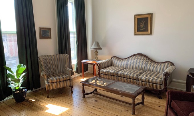 Warren Apartment | Pet-Friendly Firefly Suite with Exceptional 9/10 Guest Rating